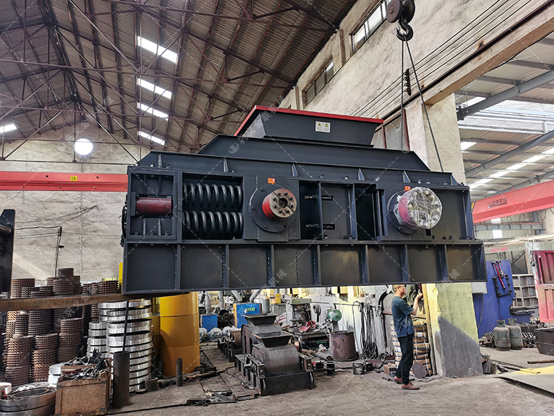 1500x1000型對輥製砂機 大(dà)型製砂機發往內蒙古 1500x1000型對輥製砂機 大型製(zhì)砂機發往內蒙古