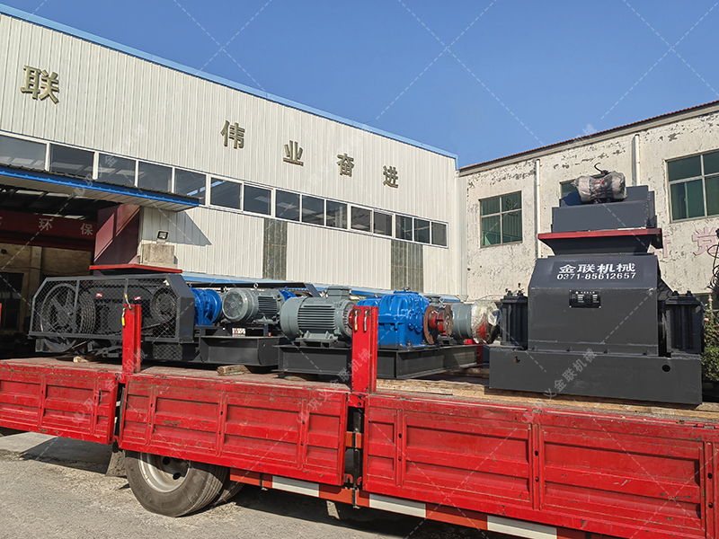 兩(liǎng)台小型對輥製砂機 610x400組合對輥發往上海 兩台小型對輥製砂機 610x400組合對(duì)輥發往上海