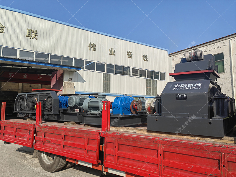 兩(liǎng)台小型對輥製砂機(jī) 610x400組合對輥發(fā)往上海 兩台小型對輥製砂(shā)機 610x400組合對輥發往上(shàng)海