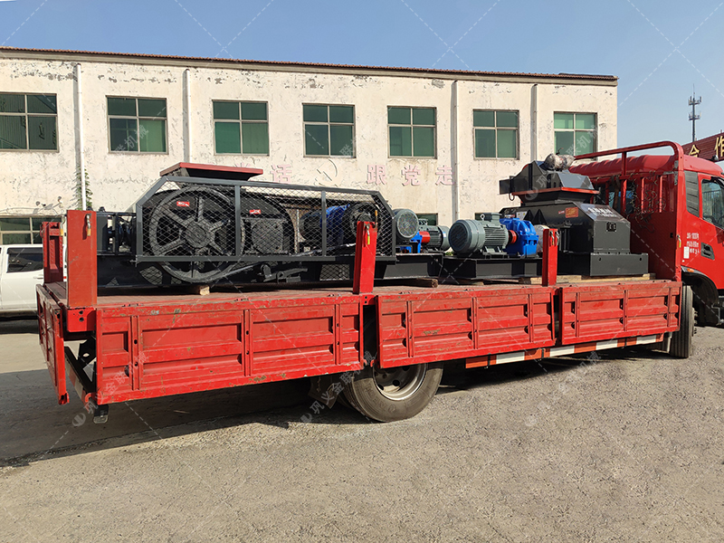 兩台小(xiǎo)型對輥製砂機 610x400組合對輥發往上海 兩台小型對輥製(zhì)砂機 610x400組合對輥發往上(shàng)海