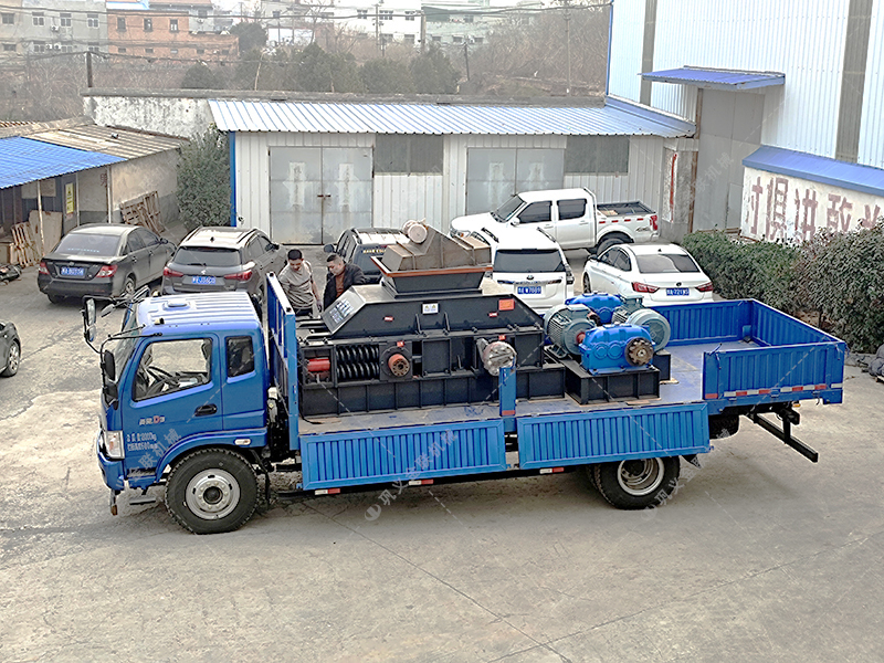 1000x700型全自動液壓對(duì)輥製砂機發貨 1000x700型全自動液壓對(duì)輥製砂機發(fā)貨